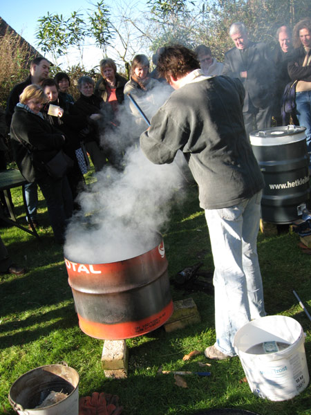 Raku - Françoise Busin - uit de oven en meteen in de houtkrullen