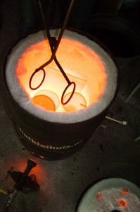 Raku oven met potten Raku oven met potten